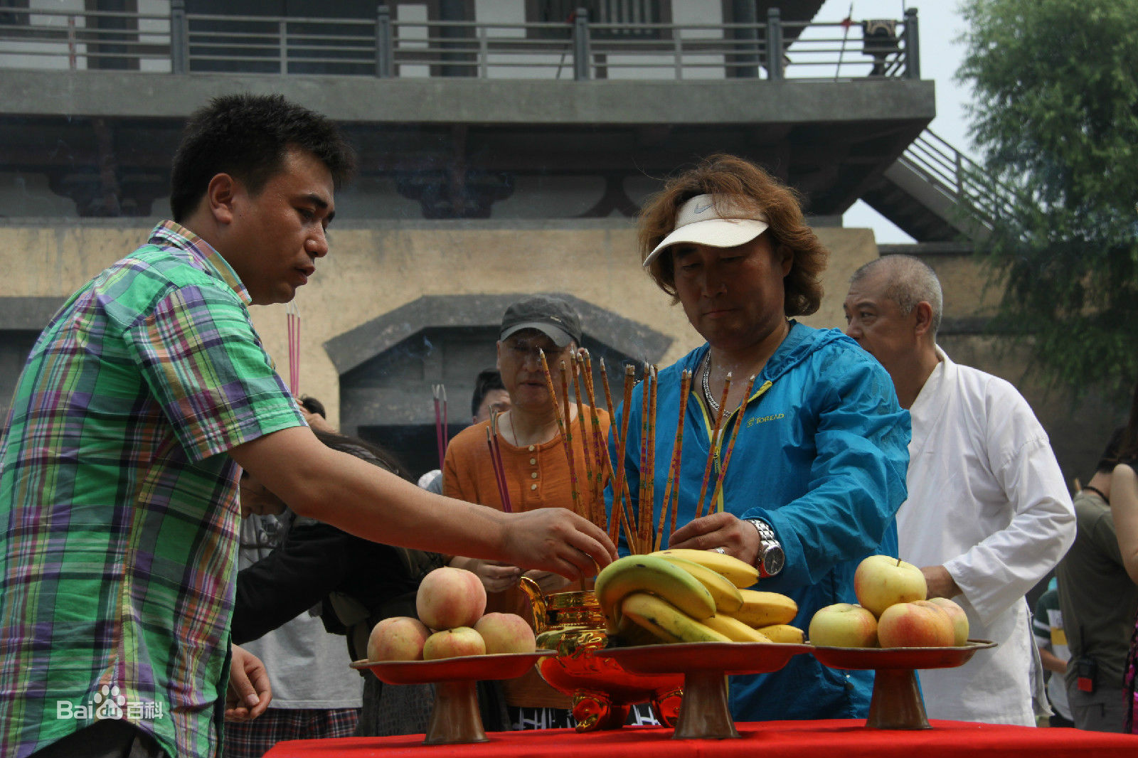 最优质陈强在导演《小西天狄道传奇》现场中的相册