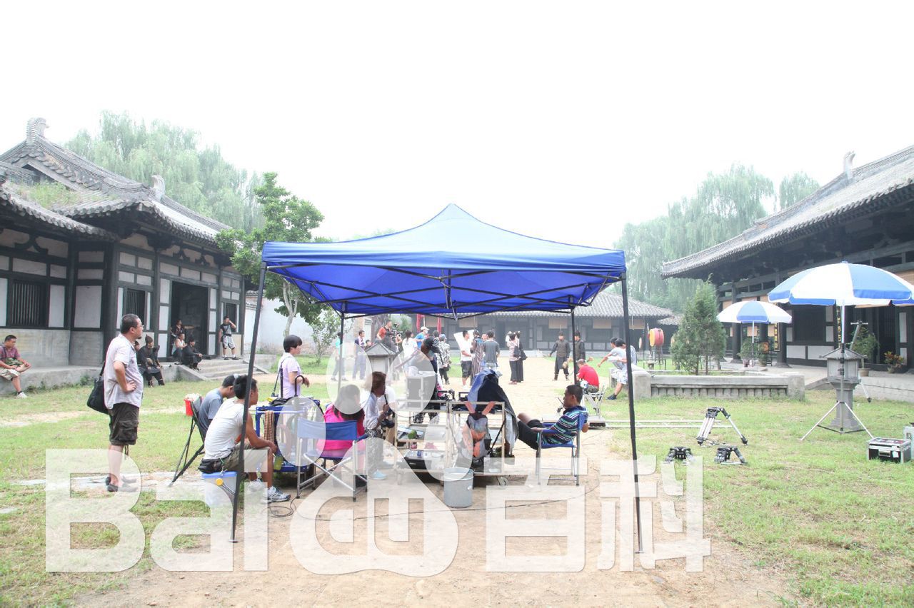 最优质陈强在导演《小西天狄道传奇》现场中的相册