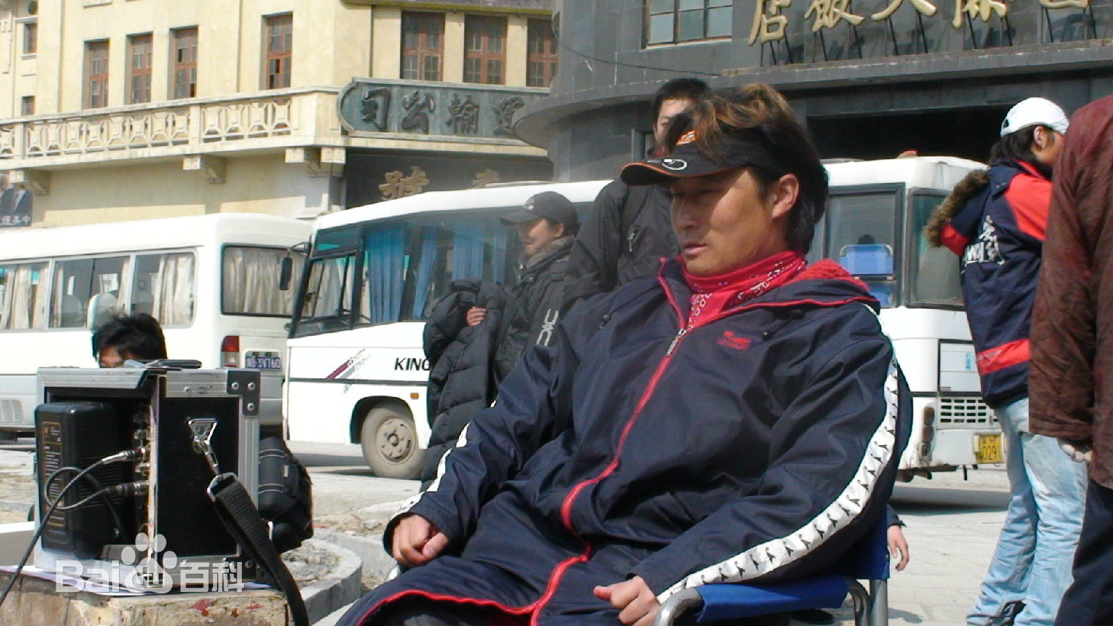 陈强在电视剧《东陵大盗》现场中的