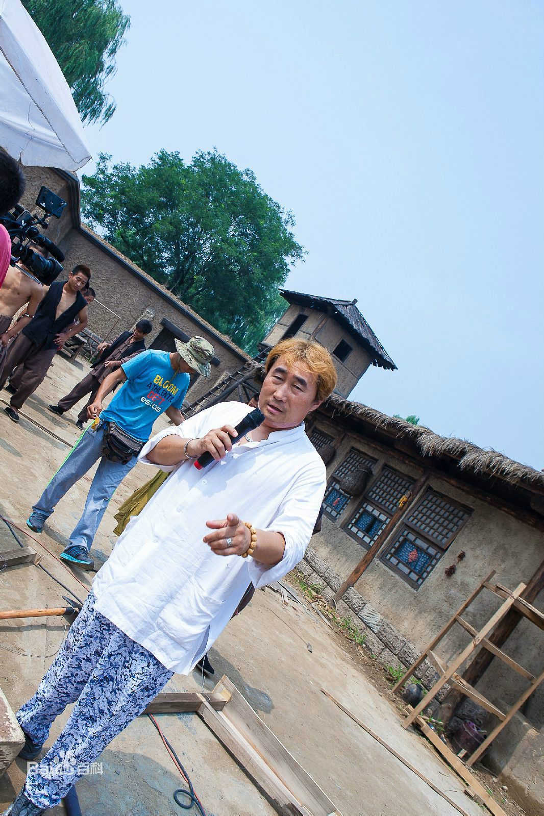 陈强在电视剧《长白川》现场中的