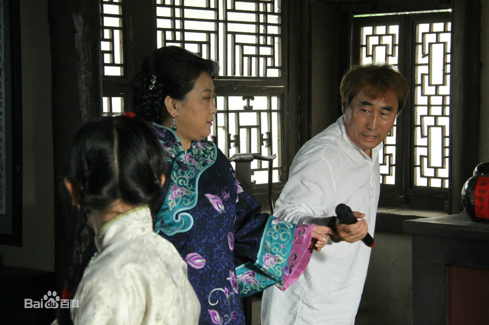 陈强在电视剧《长白川》现场中的