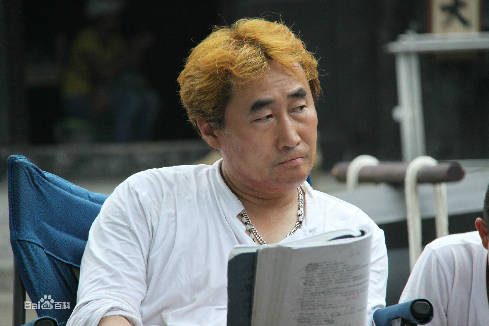 陈强在电视剧《长白川》现场中的