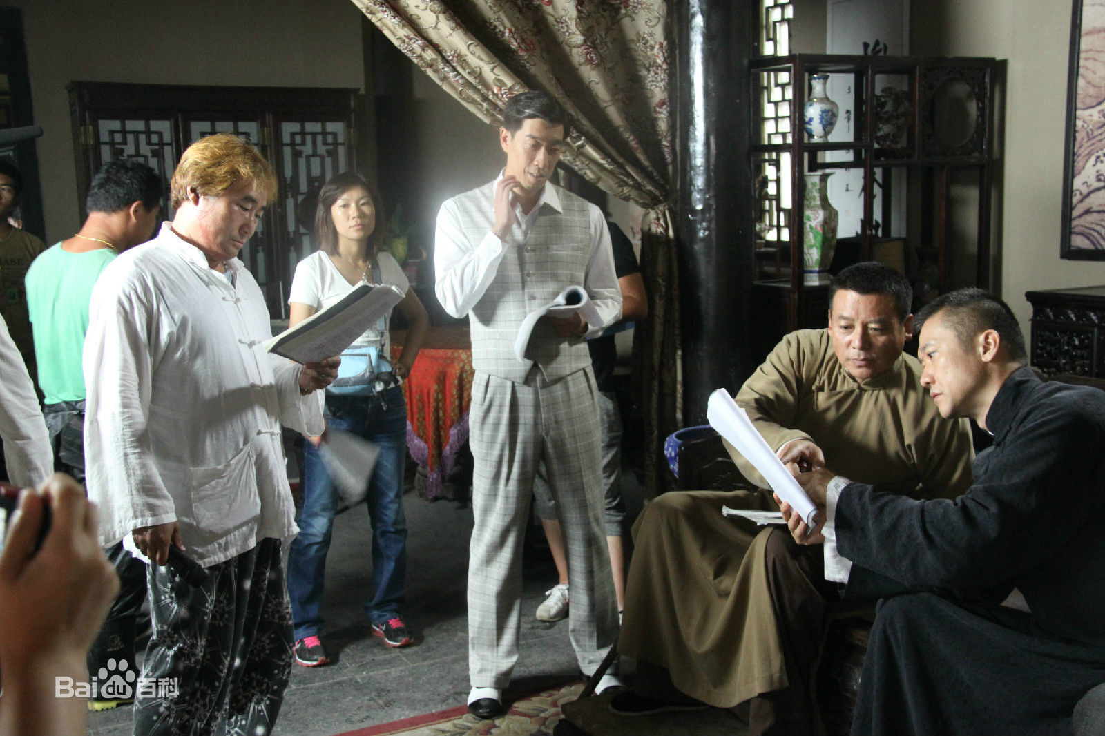 陈强在电视剧《长白川》现场中的