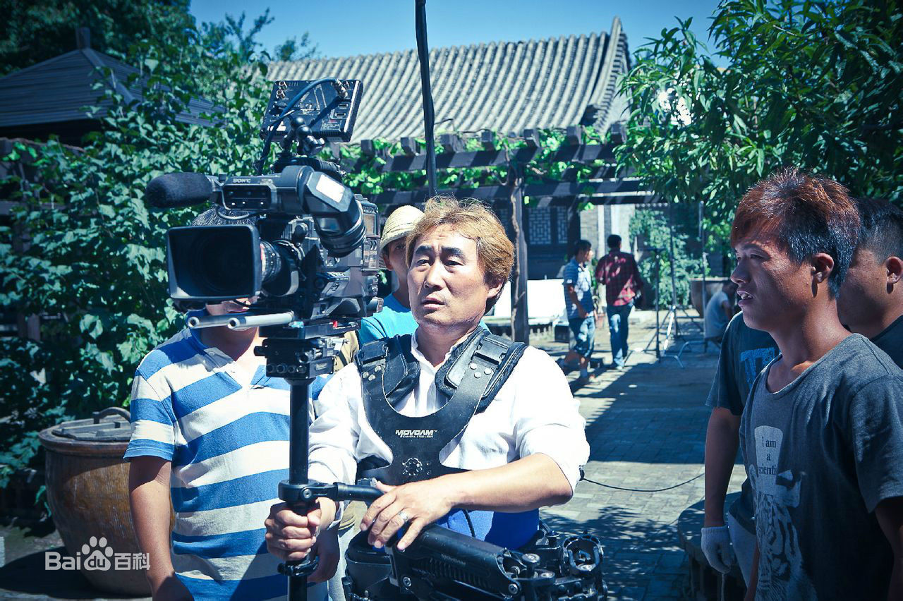 陈强在电视剧《长白川》现场中的