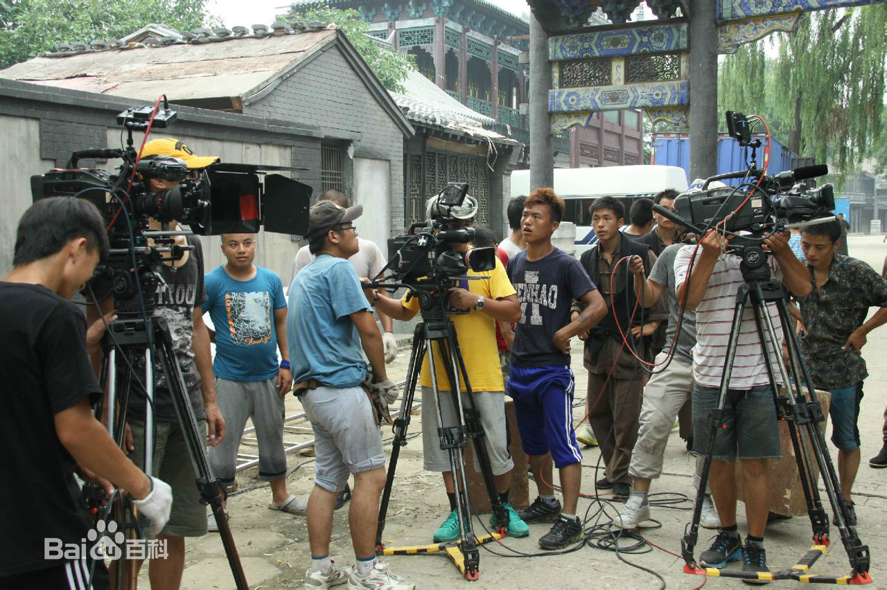 陈强在电视剧《长白川》现场中的