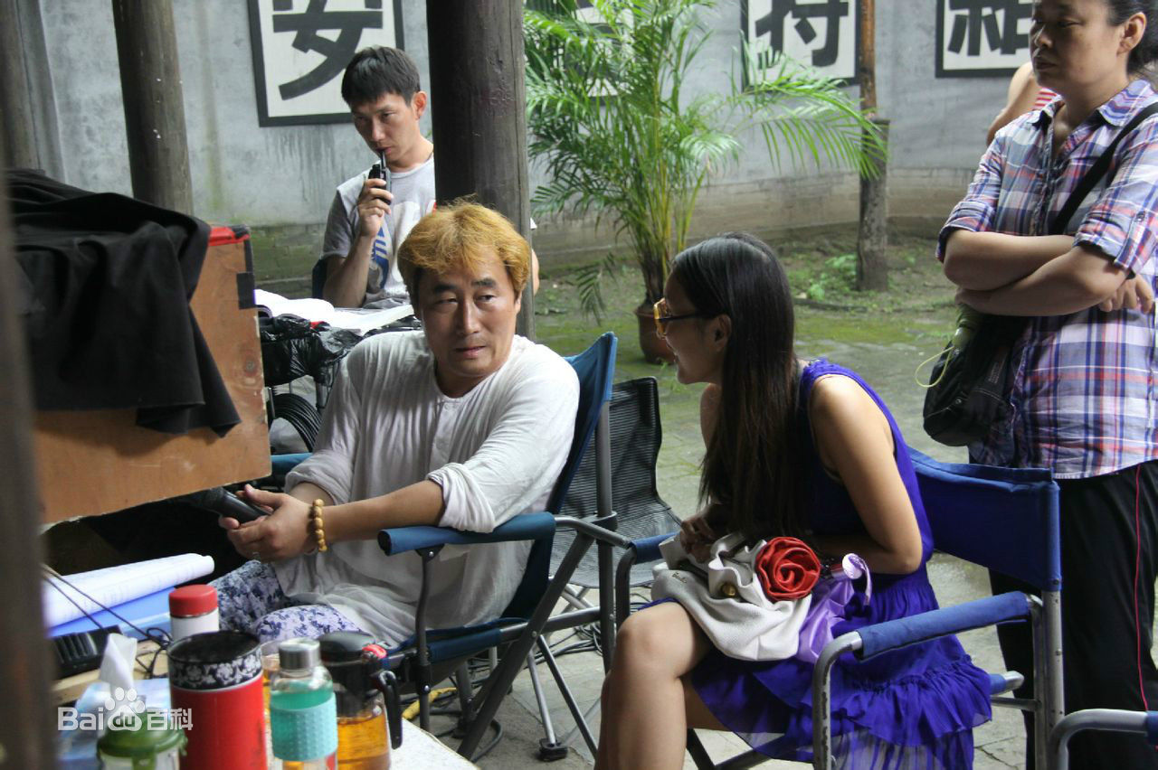 陈强在电视剧《长白川》现场中的