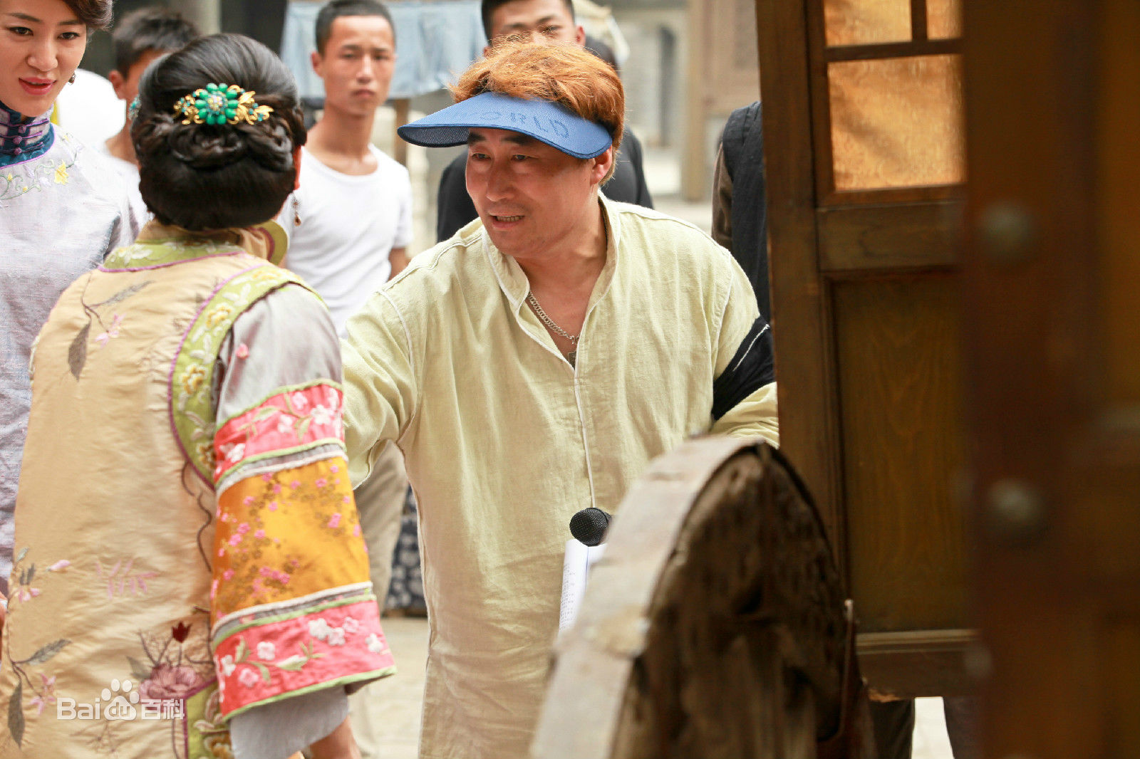 陈强在电视剧《长白川》现场中的