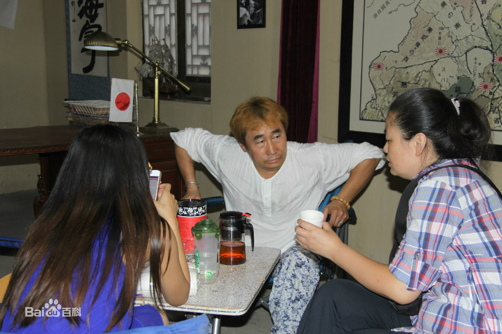 陈强在电视剧《长白川》现场中的