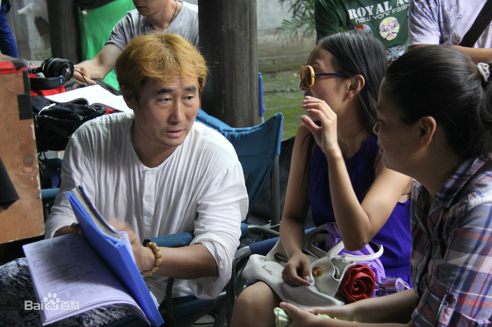 陈强在电视剧《长白川》现场中的