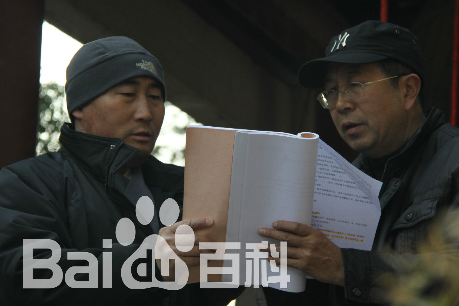 陈强在电视剧《月明三更》现场中的