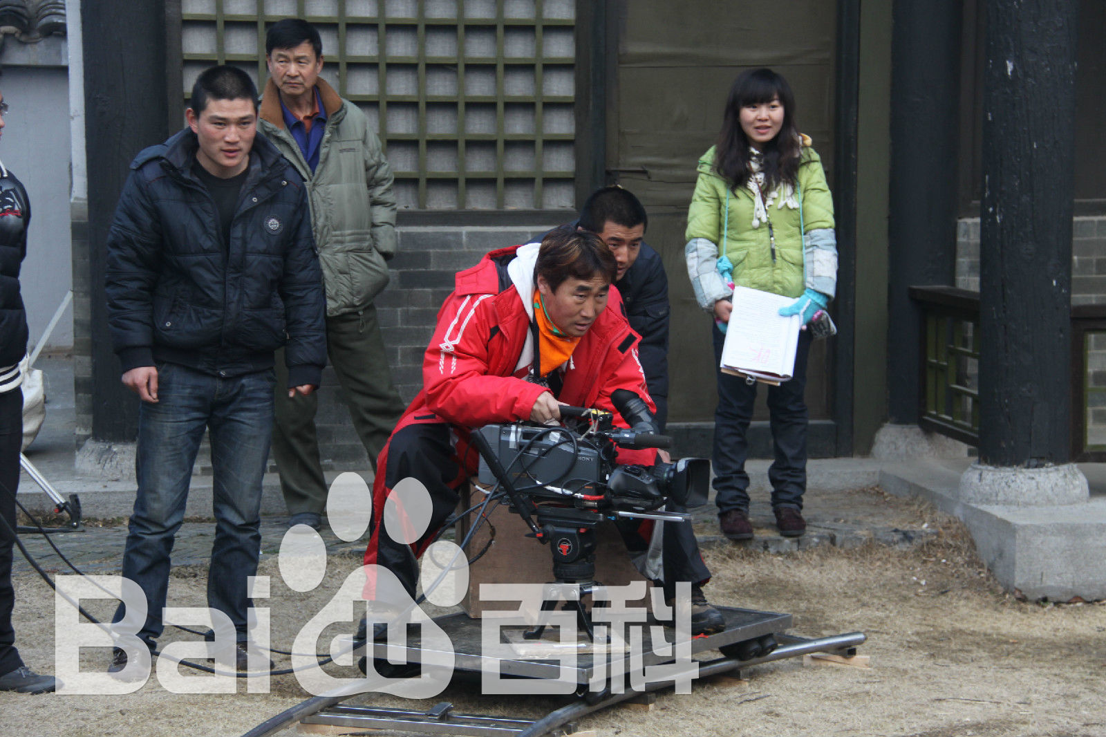 陈强在电视剧《月明三更》现场中的