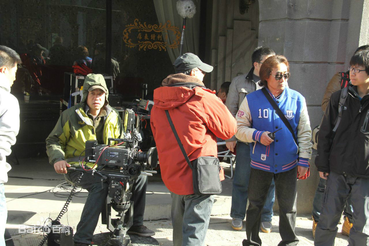 最新陈强在电影《王牌》现场中的壁纸