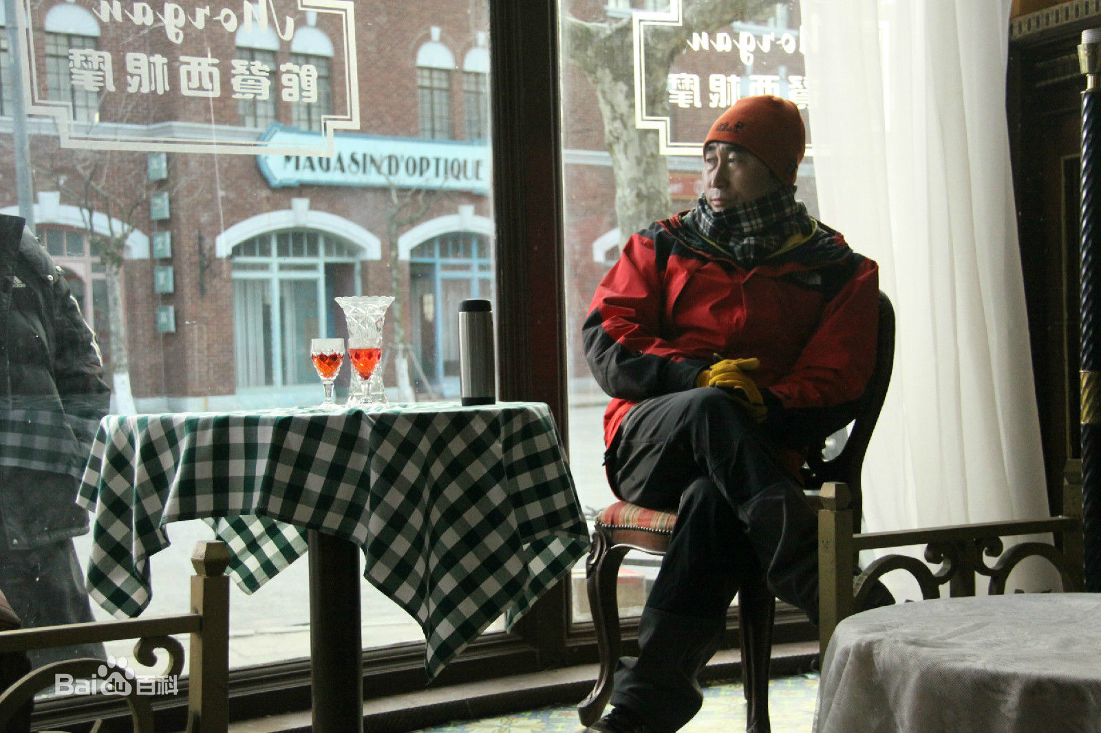 最新陈强在电影《王牌》现场中的壁纸