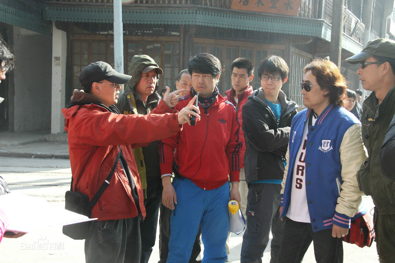 最新陈强在电影《王牌》现场中的壁纸