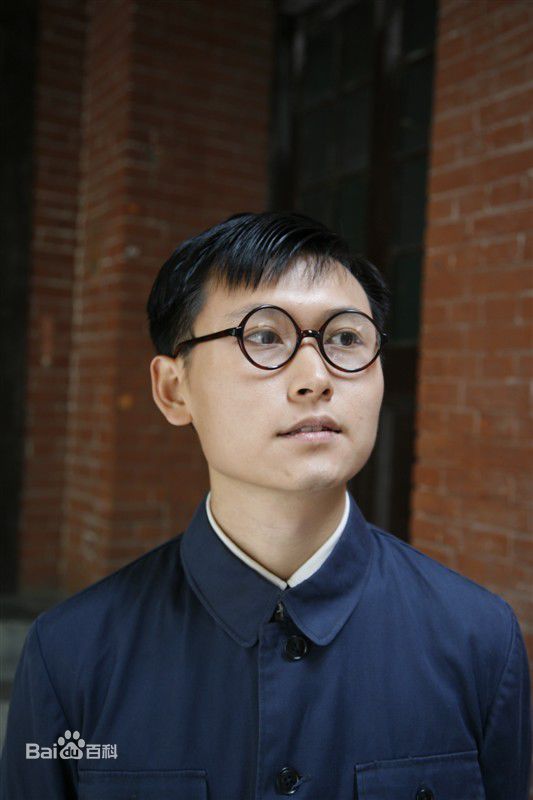 韦颢造型照前后照片