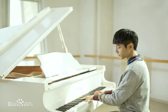 罗云熙(Leo)在单曲《夏未央》中的