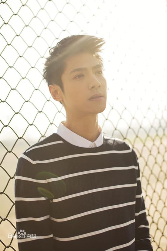 罗云熙(Leo)在单曲《夏未央》中的