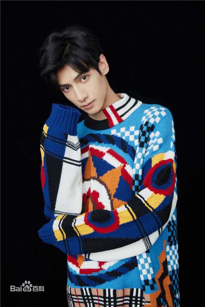 罗云熙(Leo)黑色背景照前后照片