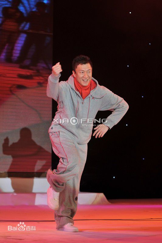 孙红雷表演霹雳舞前后照片