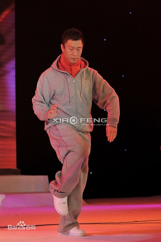 孙红雷表演霹雳舞前后照片