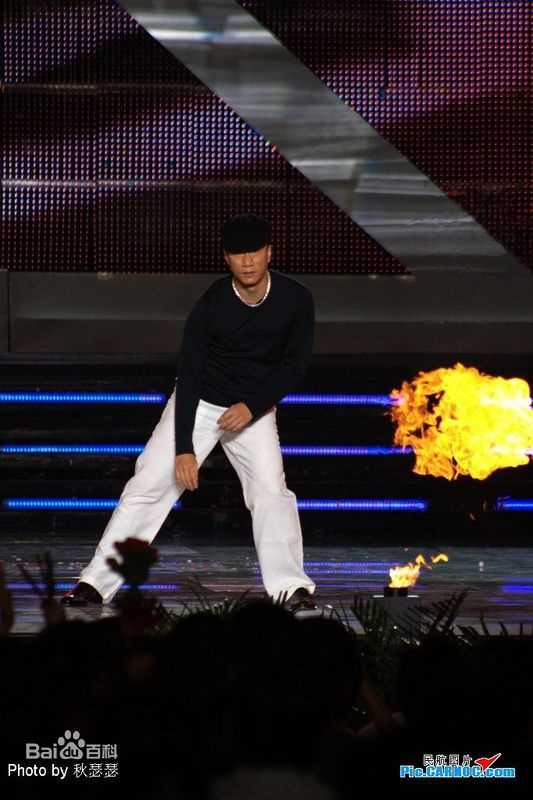 孙红雷表演霹雳舞前后照片