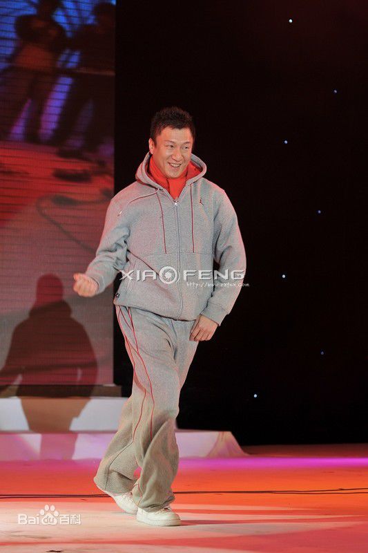 孙红雷表演霹雳舞前后照片