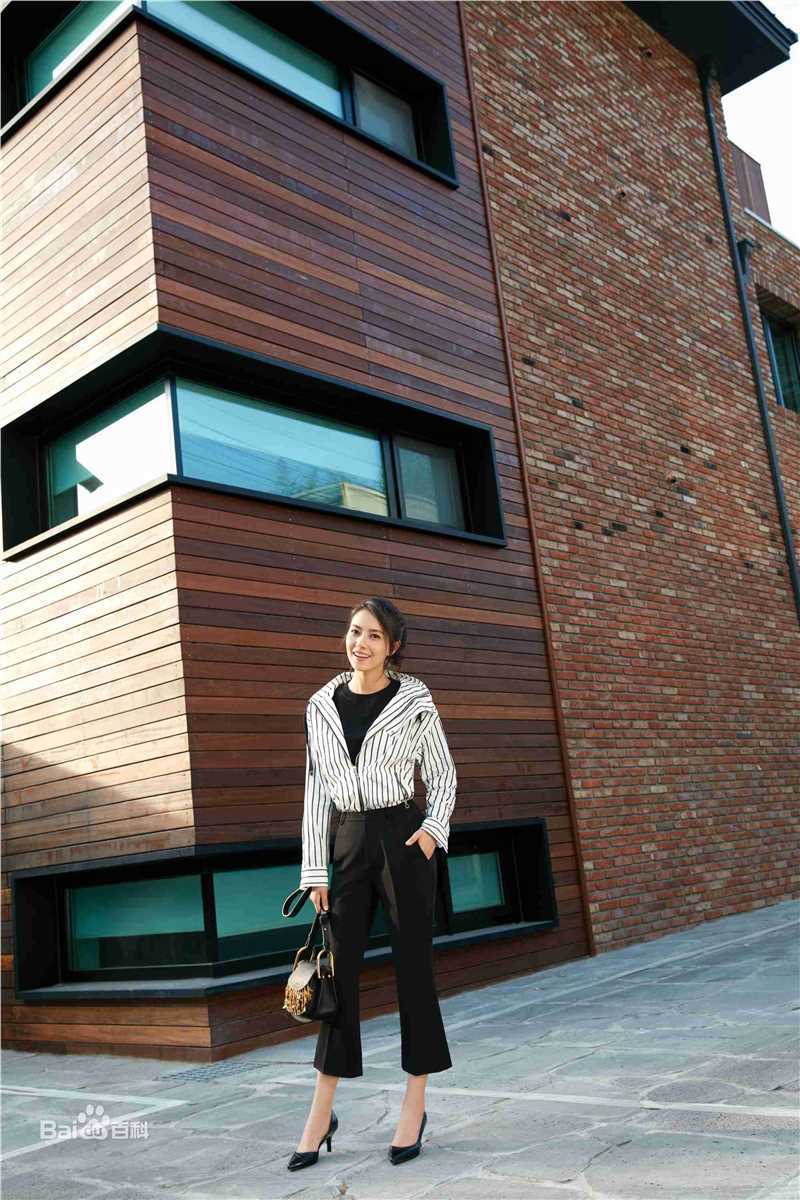 高圆圆(Gao Yuanyuan)圆漾Ondul'鞋履品前后照片