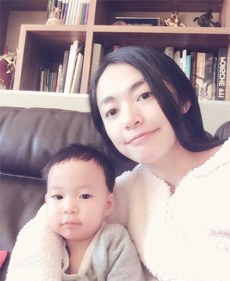 姚晨(Yao Chen)和儿子图册
