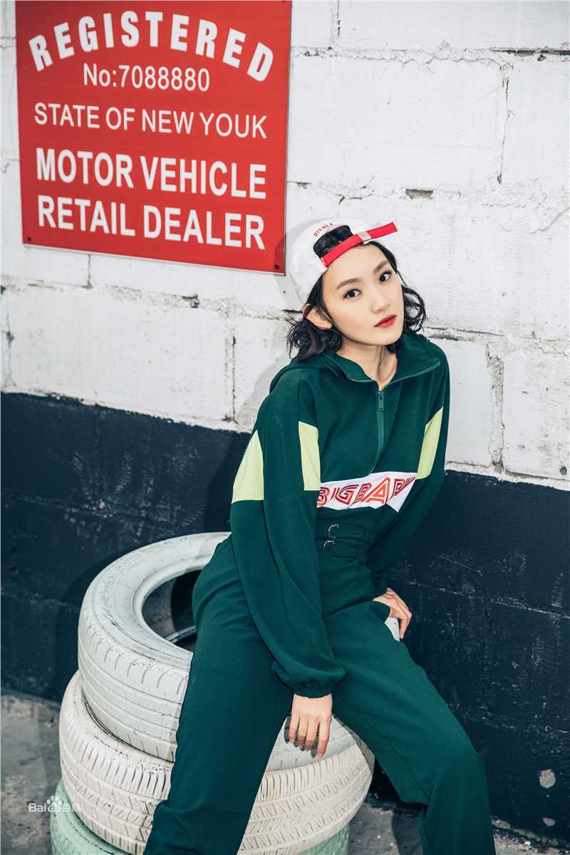 孙艺宁街拍look前后照片