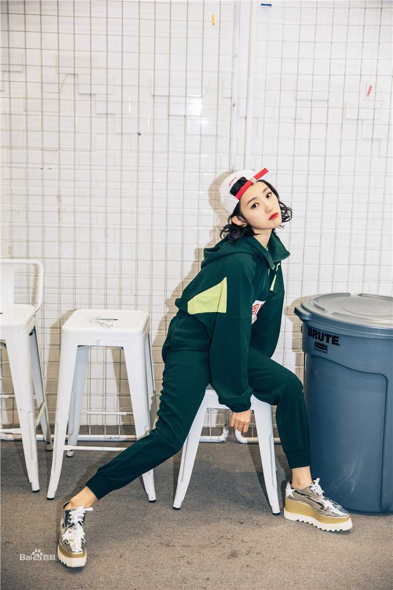 孙艺宁街拍look前后照片