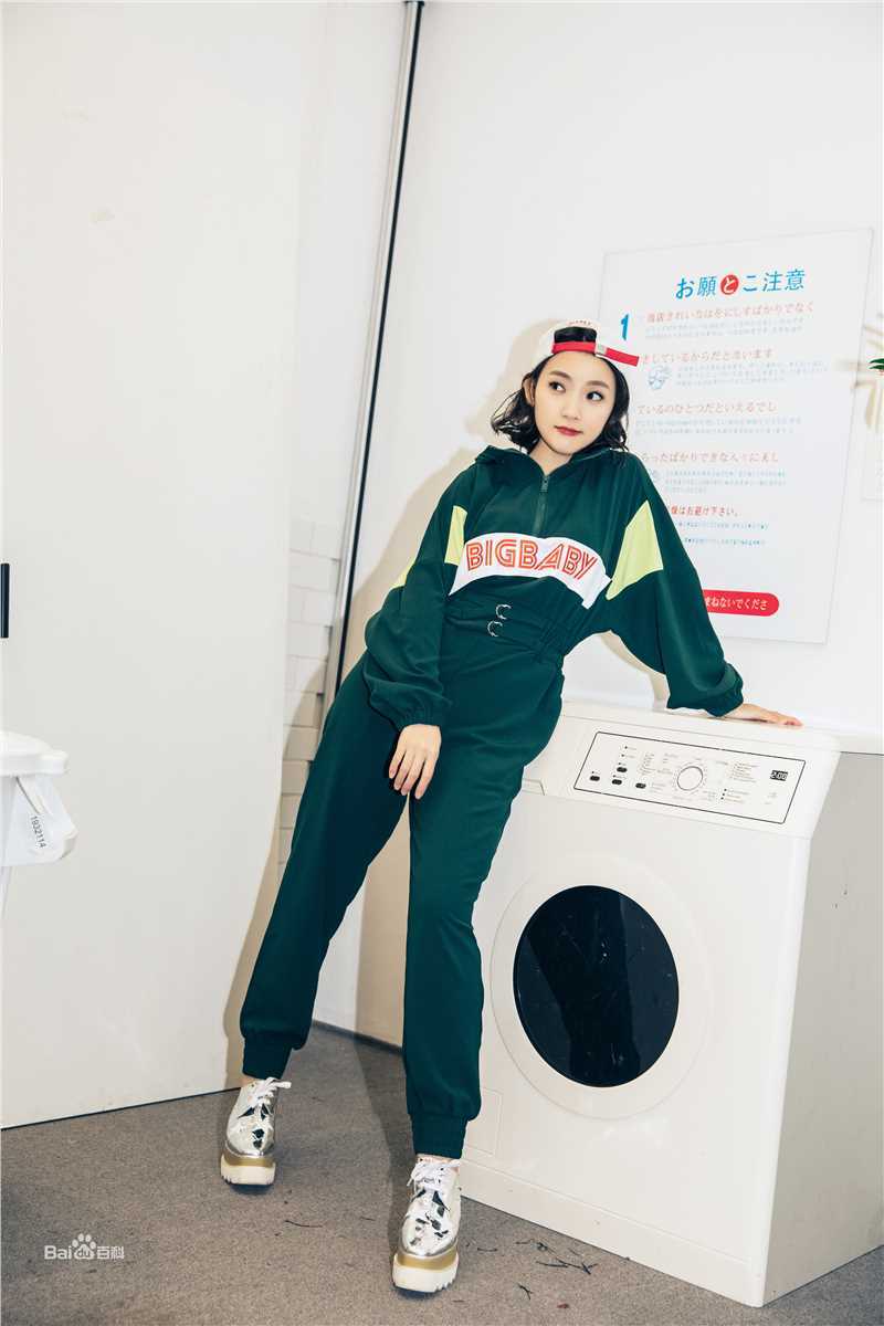 孙艺宁街拍look前后照片