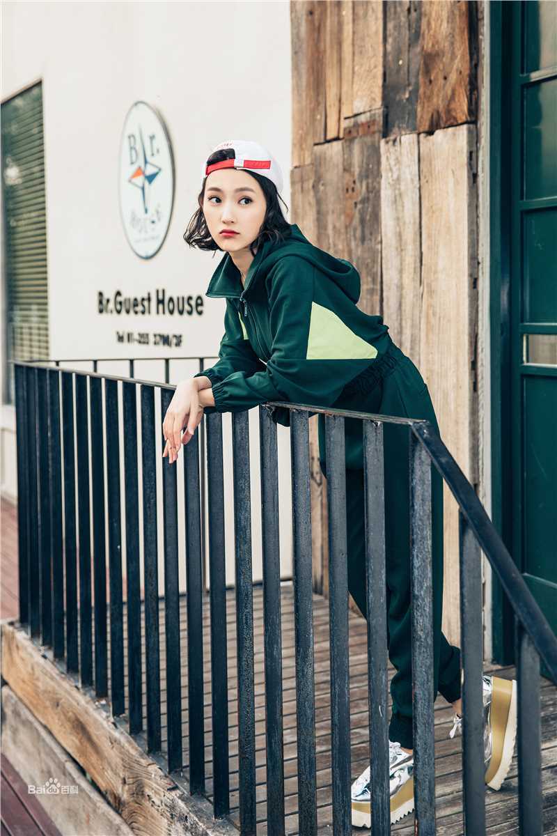 孙艺宁街拍look前后照片