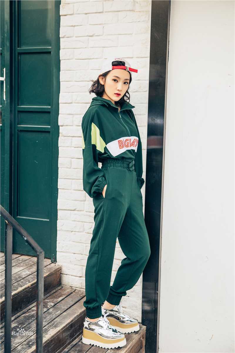 孙艺宁街拍look前后照片