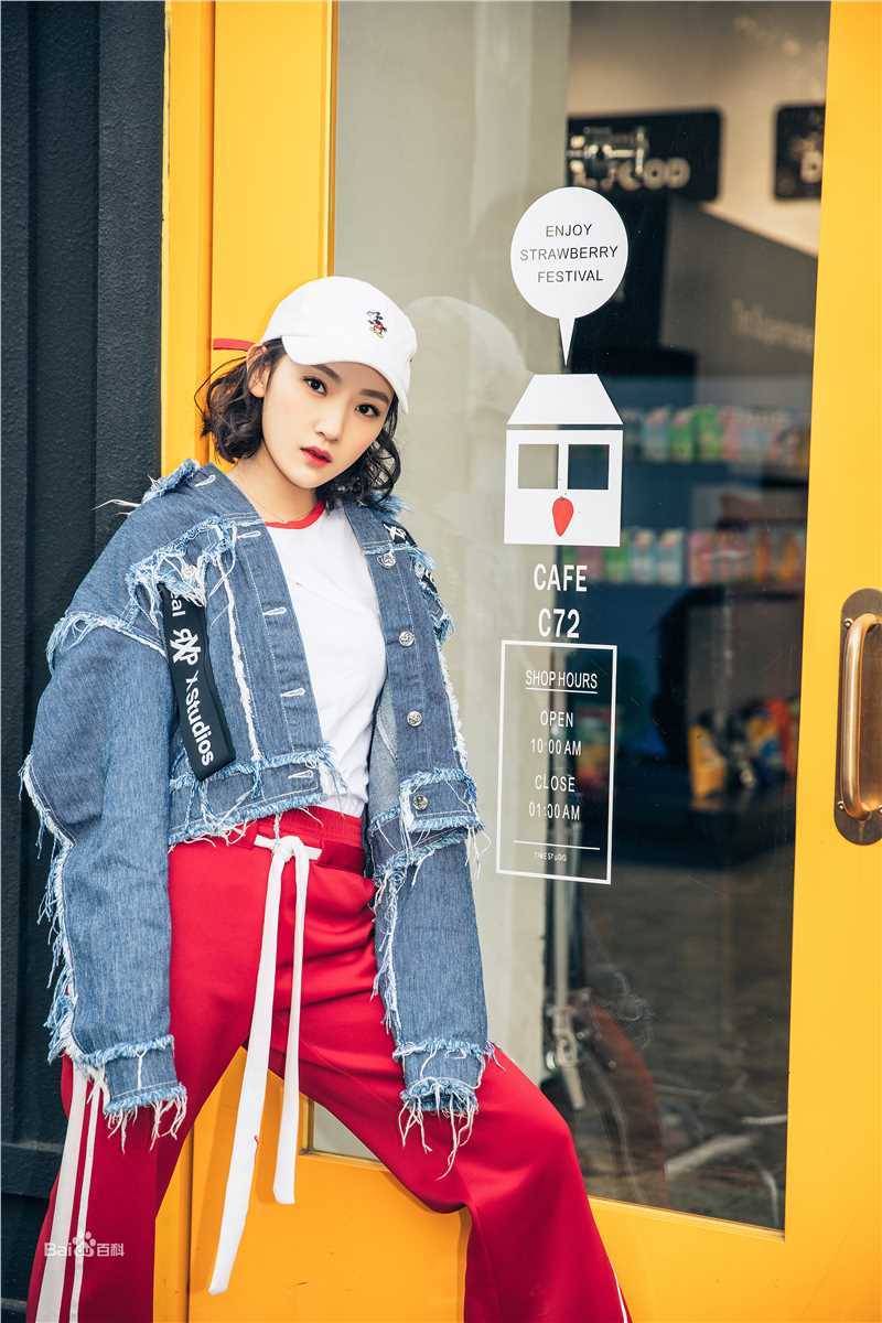 孙艺宁街拍look前后照片