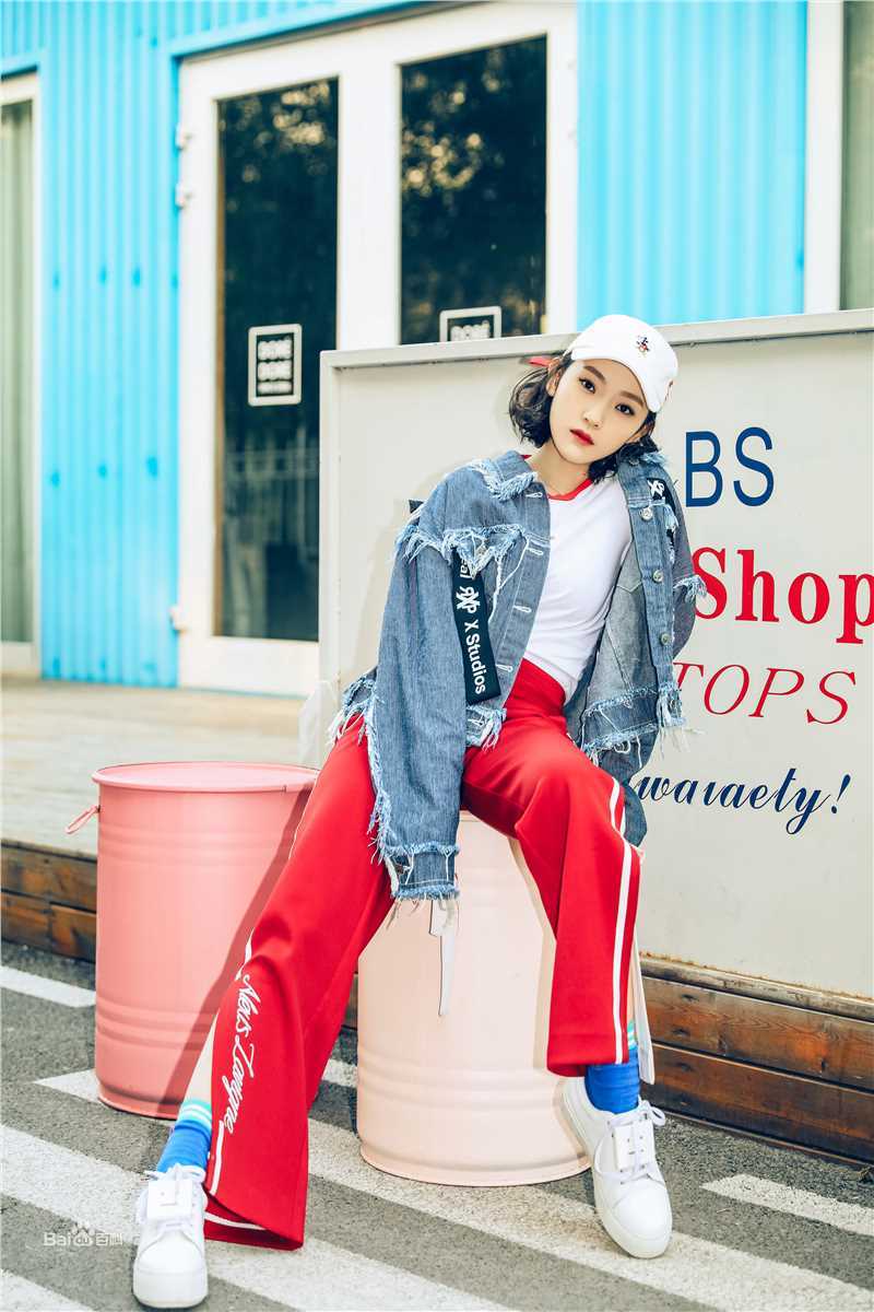 孙艺宁街拍look前后照片