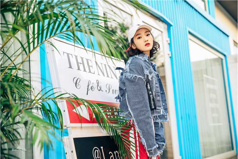 孙艺宁街拍look前后照片