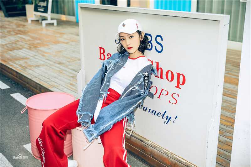 孙艺宁街拍look前后照片