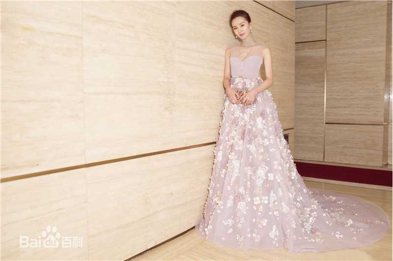 刘诗诗(Liu Shishi)BAZAAR明星慈善夜前后照片