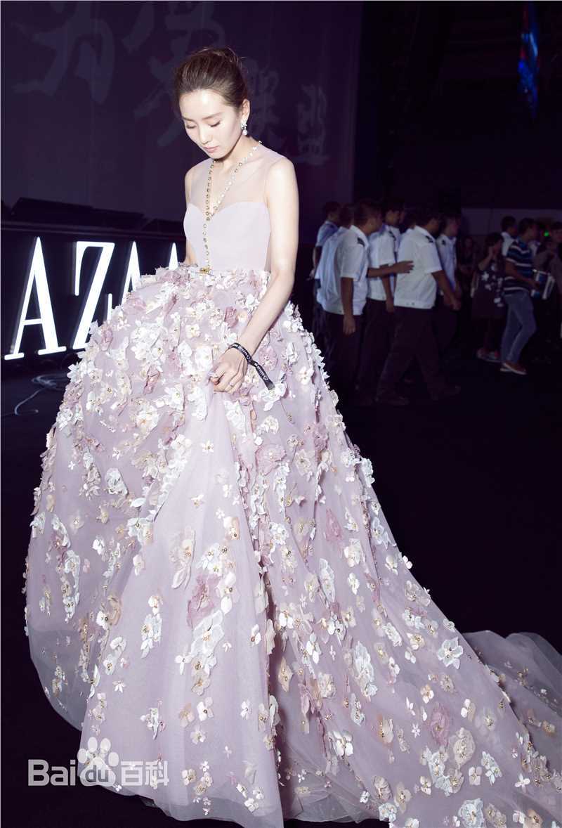 刘诗诗(Liu Shishi)BAZAAR明星慈善夜前后照片