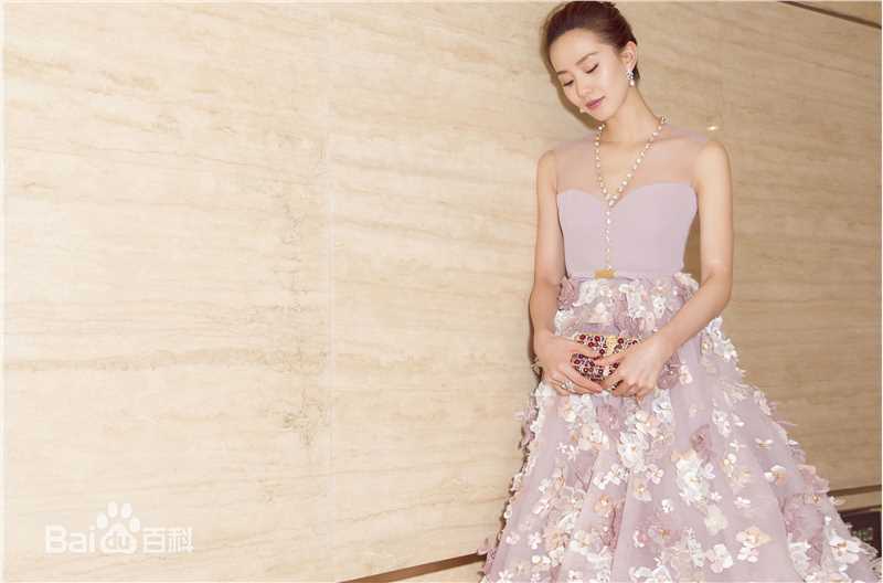 刘诗诗(Liu Shishi)BAZAAR明星慈善夜前后照片