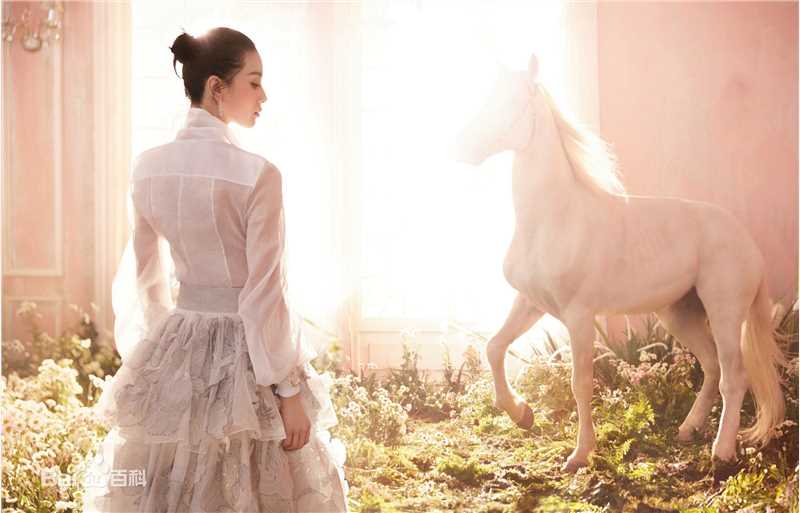 精选刘诗诗(Liu Shishi)在《时尚芭莎》中的图册