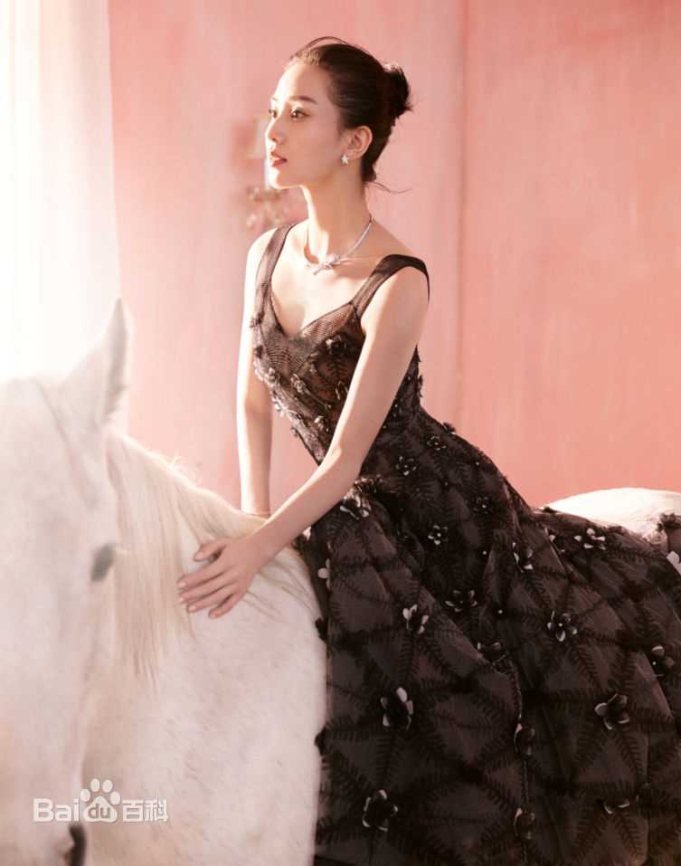 精选刘诗诗(Liu Shishi)在《时尚芭莎》中的图册