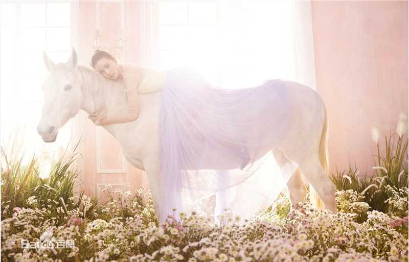 精选刘诗诗(Liu Shishi)在《时尚芭莎》中的图册