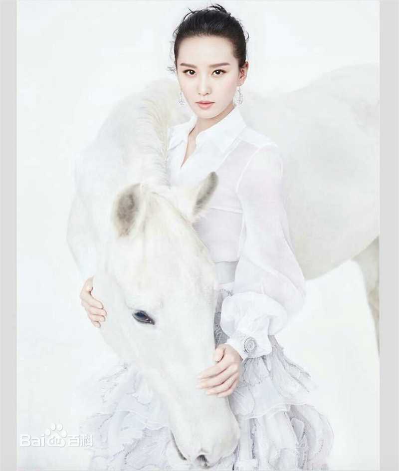 精选刘诗诗(Liu Shishi)在《时尚芭莎》中的图册