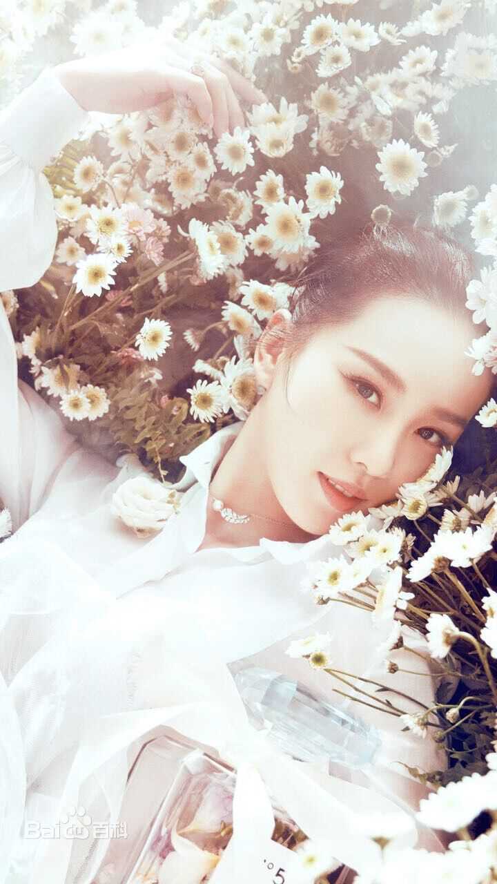 精选刘诗诗(Liu Shishi)在《时尚芭莎》中的图册