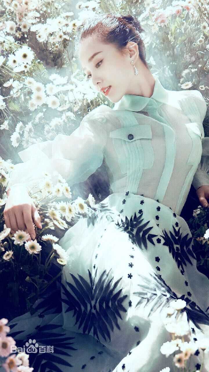 精选刘诗诗(Liu Shishi)在《时尚芭莎》中的图册