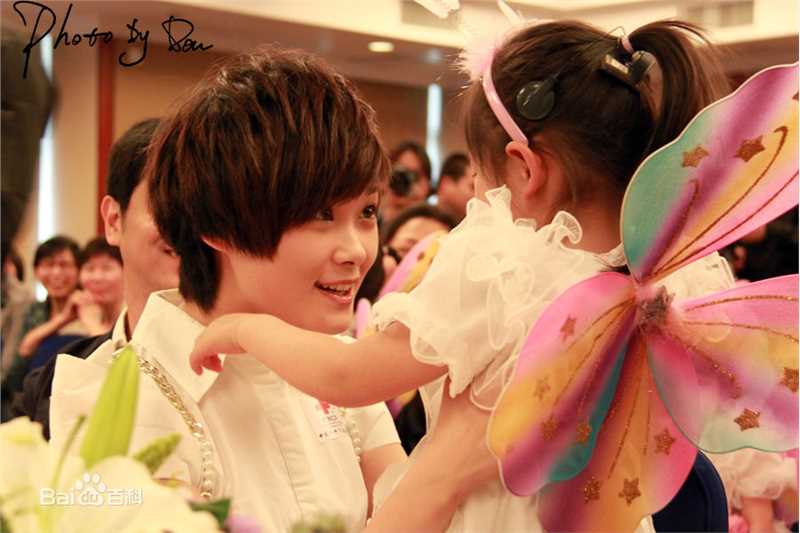 李宇春(Chris Lee)玉米爱心基金援助项目性感图片图集