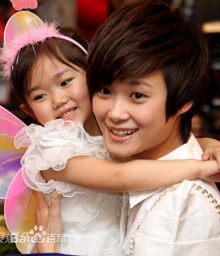 李宇春(Chris Lee)玉米爱心基金援助项目性感图片图集