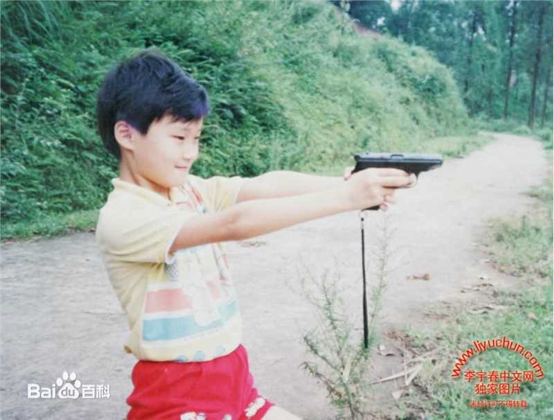 李宇春(Chris Lee)的童年前后照片