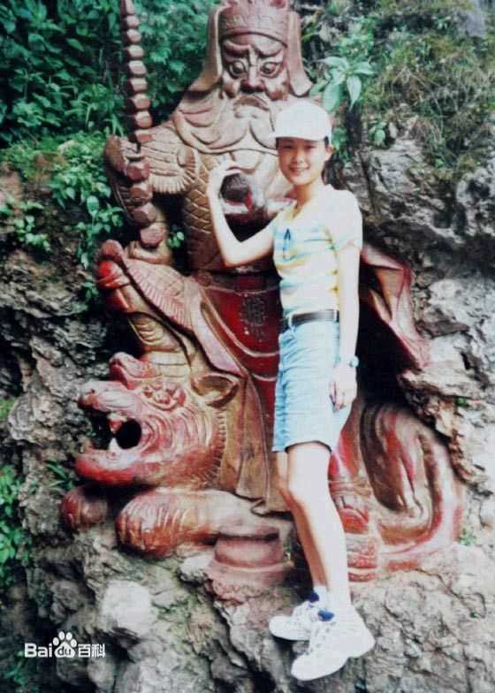 李宇春(Chris Lee)的童年前后照片